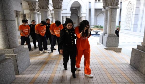 Tangkapan dilakukan Bahagian Siasatan SPRM di sekitar Lembah Klang, semalam dalam "Op Ways" - Foto SPRM